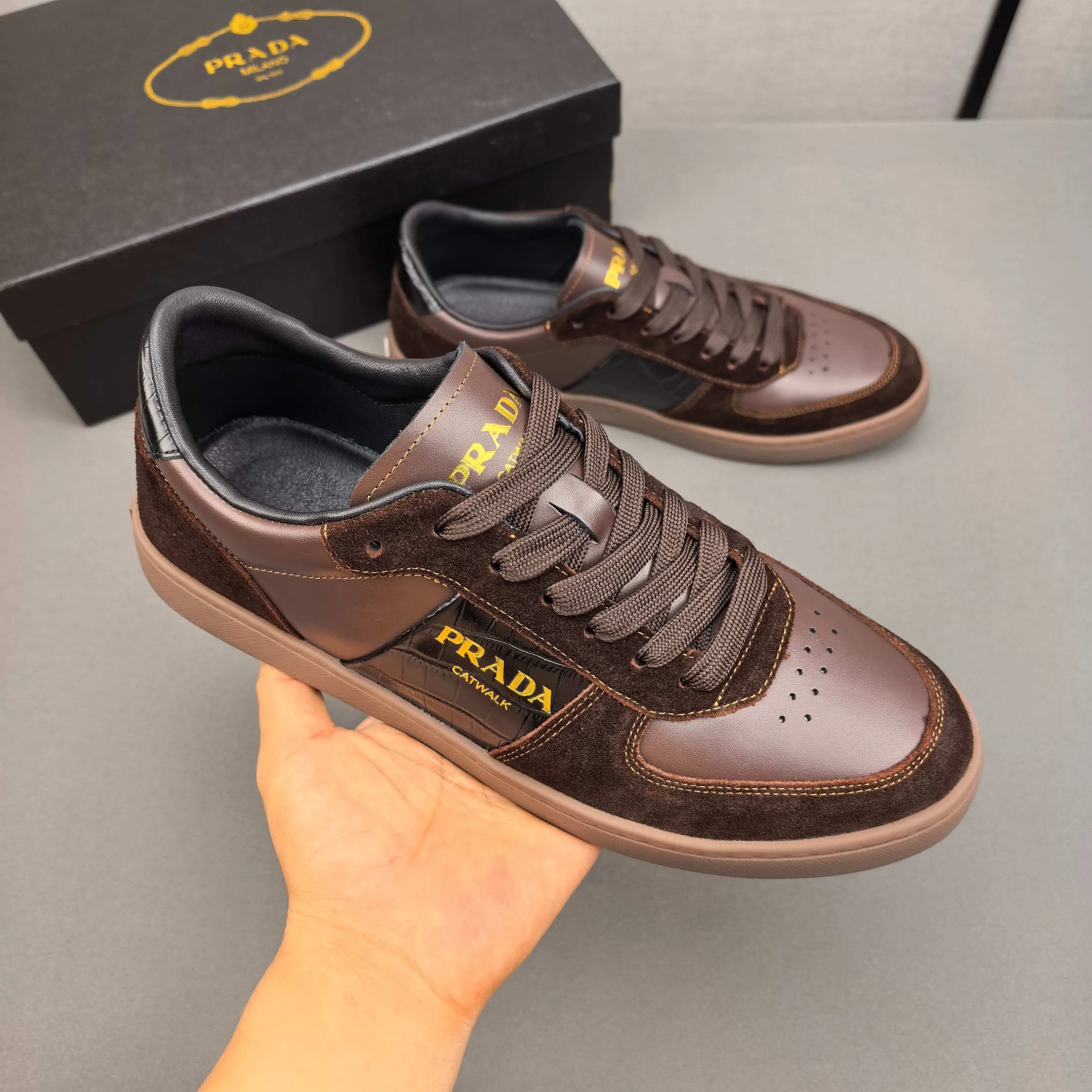 PP420❣️❣️❣️Prada set off the audience! Prada, an international brand that is constantly innovating, this men's casual shoe, the original version, made of cowhide leather at a ratio of one to one at the store, with leather feet and rubber non-slip outsole, breathable and comfortable, quality speaks for itself👄38-44